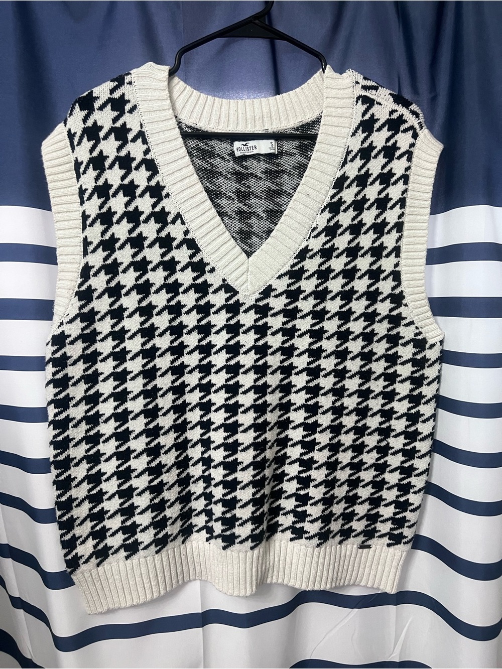 Hollister Black and Cream Houndstooth Knit Sweater Vest